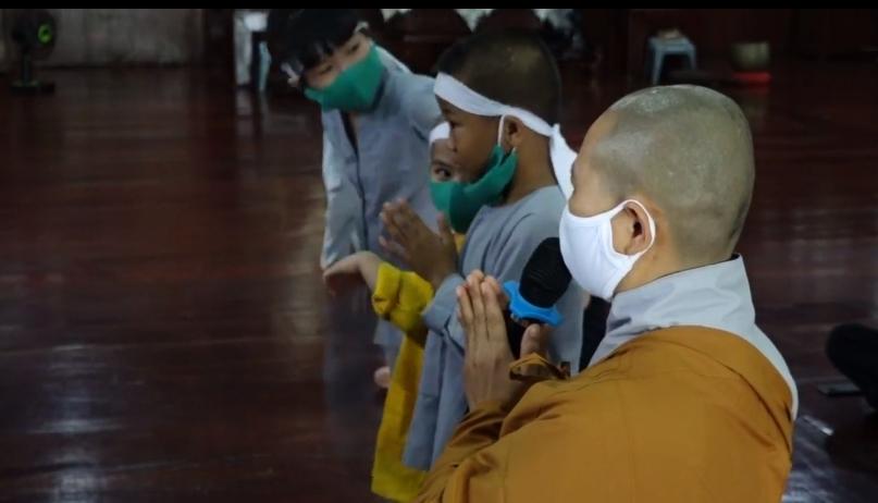 Đàn con Phi Nhung buồn rười rượi khi cầu siêu tại Tu viện-17