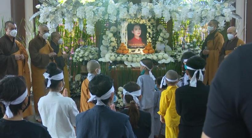 Đàn con Phi Nhung buồn rười rượi khi cầu siêu tại Tu viện-26