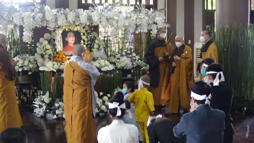 Đàn con Phi Nhung buồn rười rượi khi cầu siêu tại Tu viện-18