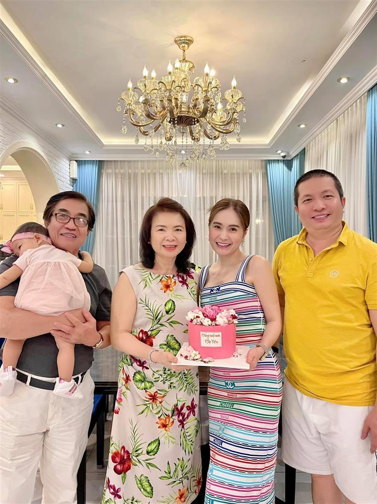 Di Băng đụng váy Xà Neo với Lệ Quyên, nhẫn tiền tỷ thành thước đo-1