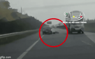 Clip: Camry hất tung 2 người, kéo lê xe máy hàng trăm mét-1