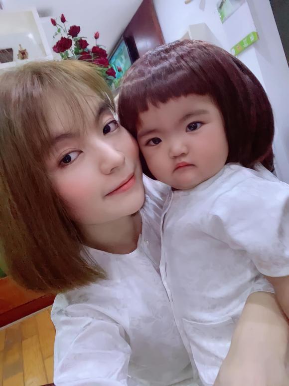 Biểu cảm hài siêu cấp của con gái Mạc Văn Khoa khi đội tóc giả-1