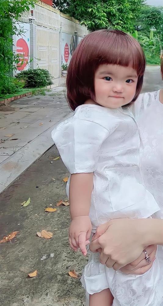 Biểu cảm hài siêu cấp của con gái Mạc Văn Khoa khi đội tóc giả-6