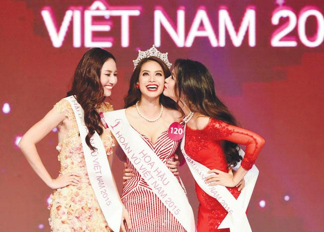 Phạm Hương đăng quang Hoa hậu Hoàn vũ Việt Nam 2015, chiến thắng này thuyết phục được số đông công chúng. Trước khi bước trên con đường trải đầy hoa hồng, chân dài Hải Phòng chật vật ở gần chục cuộc thi hoa hậu, người mẫu khác nhau.