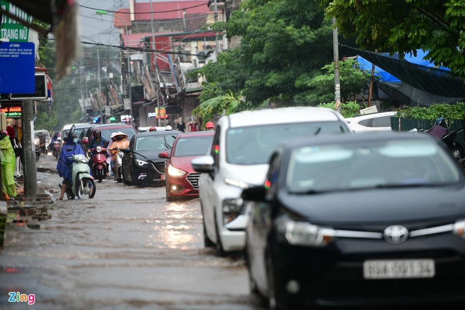 Trên đường Hà Huy Tập, thị trấn Yên Viên, huyện Gia Lâm, cảnh ùn tắc và ngập dài hơn một km xảy ra trong hơn 30 phút ngay sau mưa. Ảnh: Thạch Thảo.