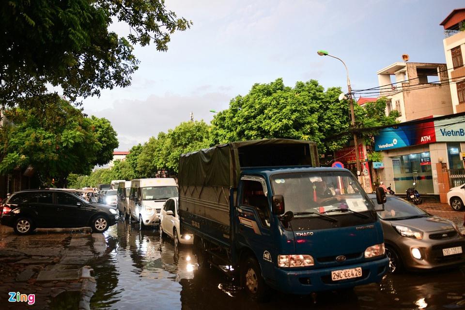 Hàng loạt xe tải, ôtô con bị kẹt cứng ngay từ khu vực gần ga Yên Viên tới địa phận Dốc Lã. Ảnh: Thạch Thảo.