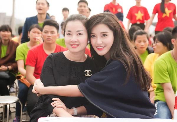 Sao Việt để mẹ làm quản lý: Hoàng Thùy Linh sợ bị đuổi khỏi nhà-9