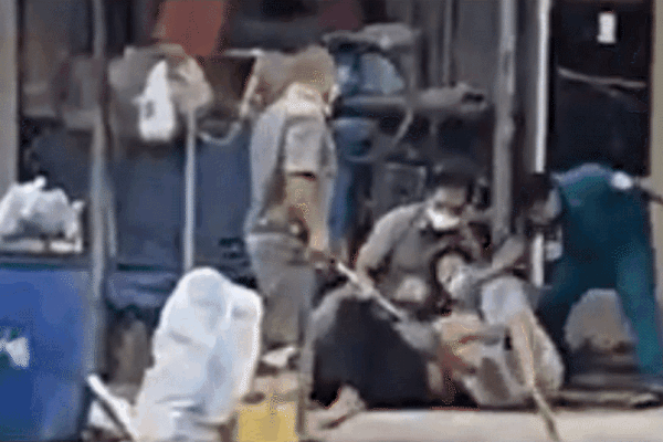 Xôn xao clip dân quân, dân phòng ẩu đả với người dân giữa đường-1