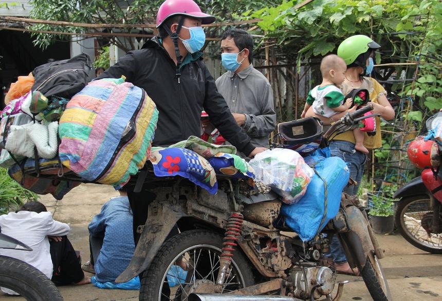 Thai phụ định đi bộ gần 2.000 km để về quê-2