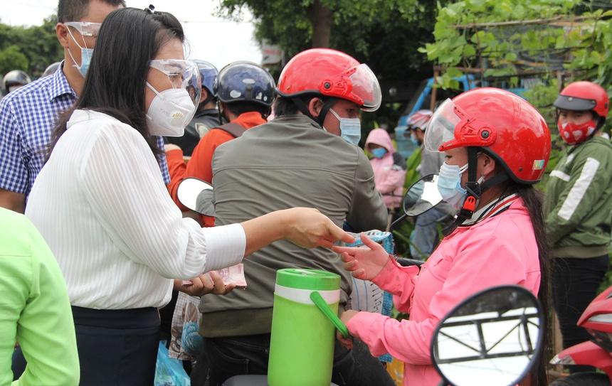 Thai phụ định đi bộ gần 2.000 km để về quê-4