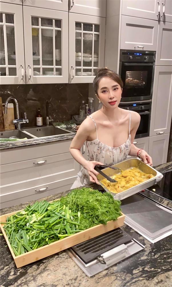 Quỳnh Nga khoe vòng 1 như 2 quả núi nhưng body dị dạng đến lạ-1