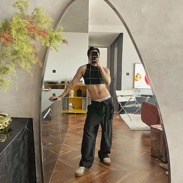 Hoàng Ku mặc croptop, quần tụt lộ nội y nữ tính quá chừng!-1