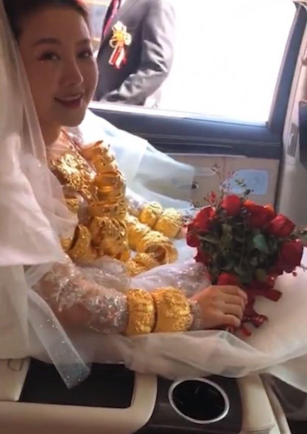 Cô dâu đeo 60 chiếc vòng vàng ngày cưới, dân mạng đỏ mắt gato-2
