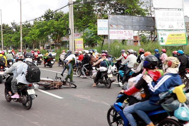 Nữ học viên cảnh sát cõng người dân tai nạn vào lề đường sơ cứu-1