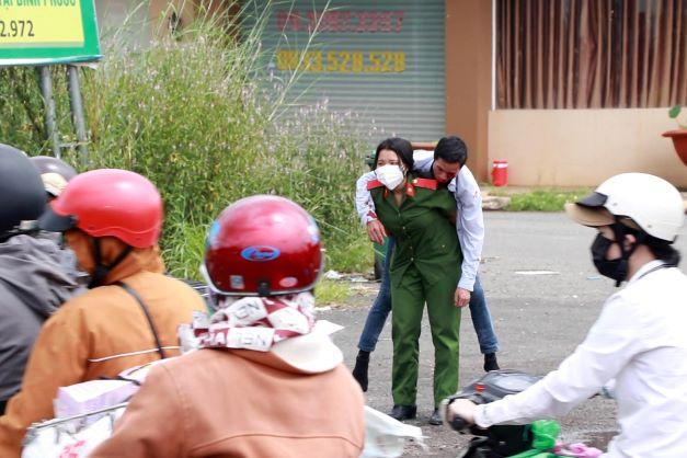 Nữ học viên cảnh sát cõng người dân tai nạn vào lề đường sơ cứu-2