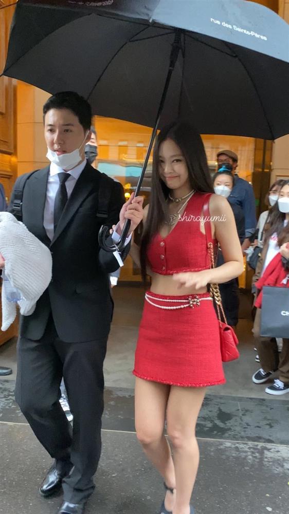 Jennie chiếm spotlight với bộ đồ vừa đỏ vừa thơm ở show Chanel-2