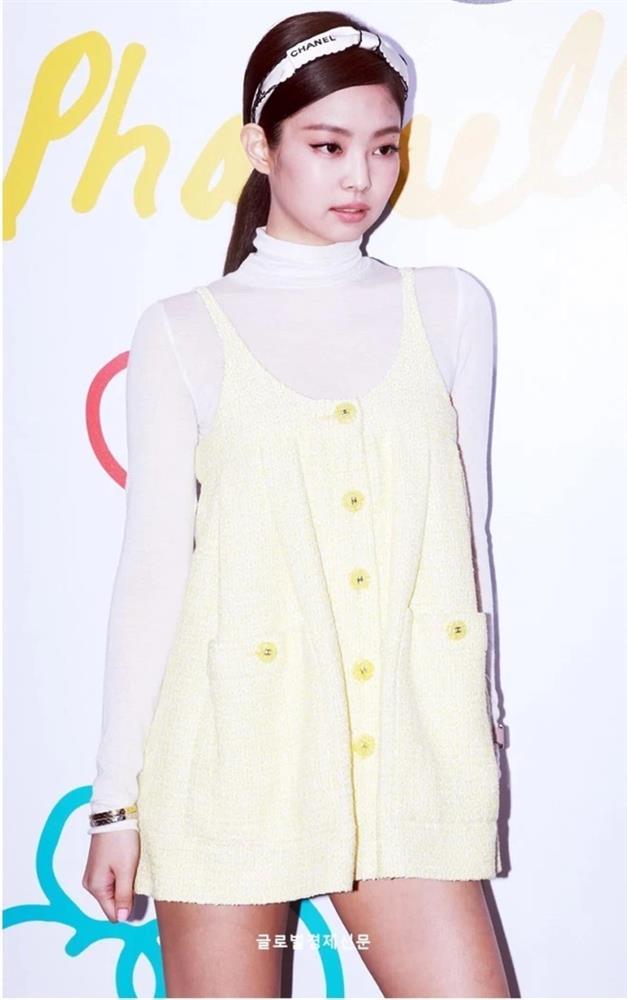 Jennie chiếm spotlight với bộ đồ vừa đỏ vừa thơm ở show Chanel-8