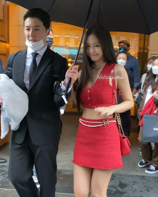 Váy giở mặt khiến Jennie lộ hố đen ngay trên ghế đầu Chanel-1