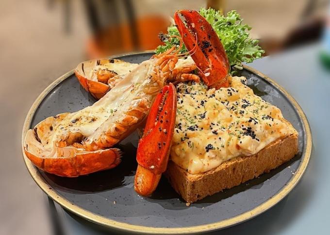 Các món ăn có giá 15 - 32 SSD một phần (khoảng 250.000 - 530.000 đồng), trong đó vedette là bánh toast tôm hùm phô mai béo ngậy, hấp dẫn.