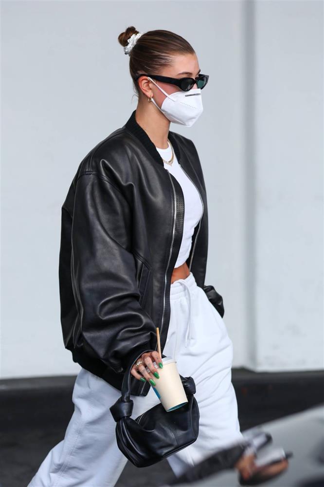 Hailey Bieber hễ diện đồ da là ngầu đét-1