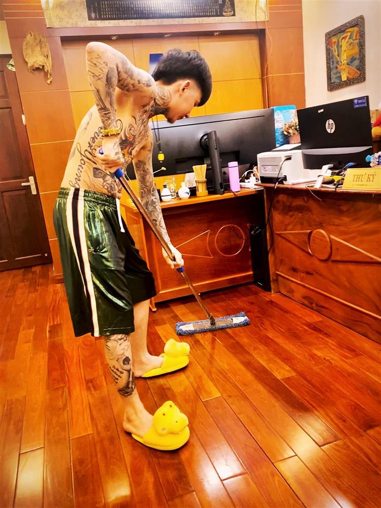 Hình xăm cực linh của bộ ba Hoàng Tử Gió - Khá Bảnh - Huấn Hoa Hồng-4