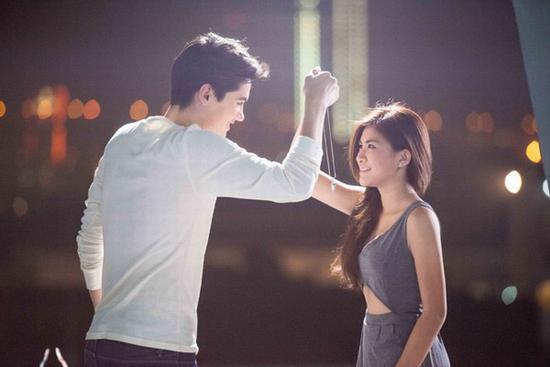 Nói dối vợ tăng ca, chồng mời nữ đồng nghiệp trẻ đi ăn tối