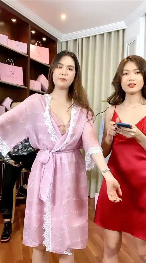 Ngọc Trinh livestream bán đồ ngủ vừa phèn vừa lộ hàng xấu-3