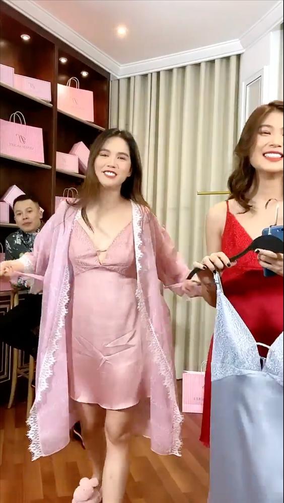 Ngọc Trinh livestream bán đồ ngủ vừa phèn vừa lộ hàng xấu-5