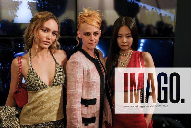 3 đại sứ Chanel chụp chung: Jennie liệu có trên cơ Kristen Stewart, Lily-Rose Depp?-1