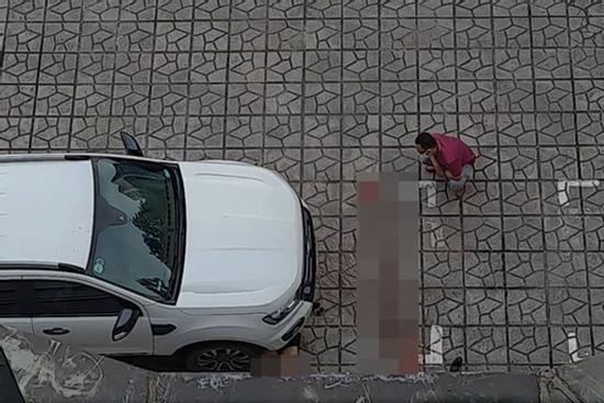 Tá hỏa phát hiện thi thể người phụ nữ dưới gầm ô tô ở Hà Nội