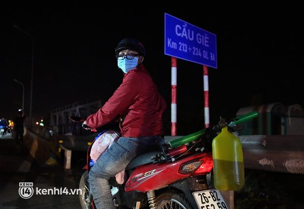 Ngoài điện thoại liên lạc, đồ dùng cá nhân thì mỗi xe máy đều mang theo chiếc can hoặc chai nhựa để đựng xăng dự trữ