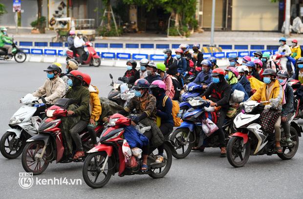 Đồng bào người H'Mông ở các tỉnh Hà Giang, Lào Cai, Lai Châu... phải trải qua chặng hành trình hơn 2000km để trở về quê hương