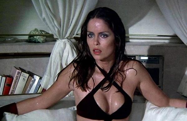 Barbara Bach ăn mặc gợi cảm trong The Spy Who Loved Me (1977).