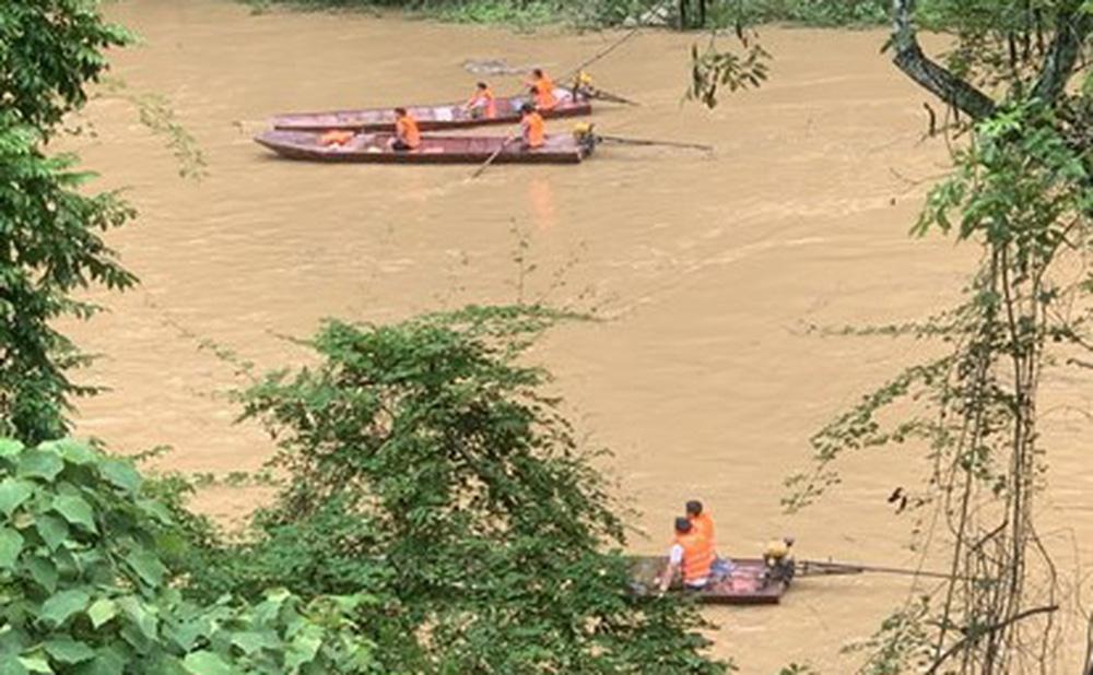 Lật thuyền chở 8 học sinh, 4 em đang mất tích-1