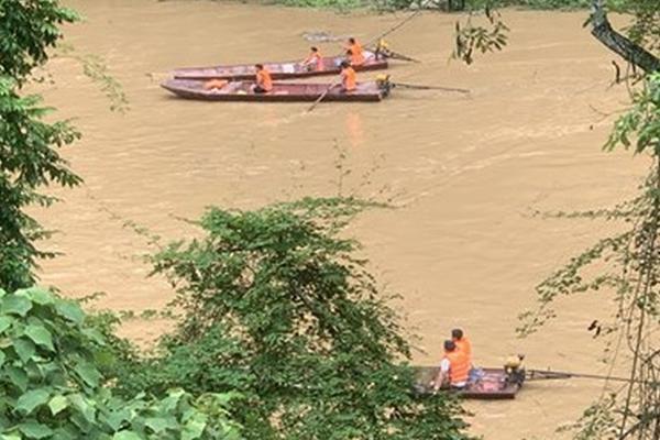 6 người từ Lâm Đồng đến Đồng Nai chơi bị lật xuồng, 2 người mất tích-2