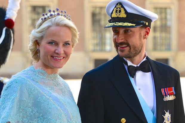 Mối tình vượt định kiến của Thái tử Na Uy với mẹ đơn thân bồi bàn-5