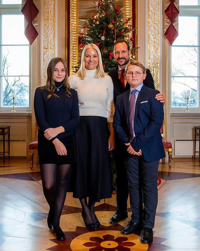 Mối tình vượt định kiến của Thái tử Na Uy với mẹ đơn thân bồi bàn-7