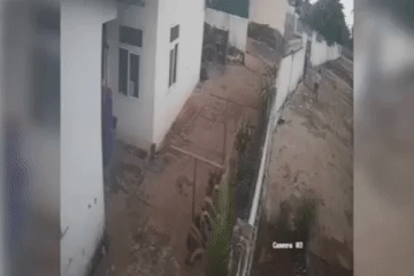 Clip: Một phụ nữ lạnh lùng bỏ đi sau khi thiêu sống người đàn ông-1