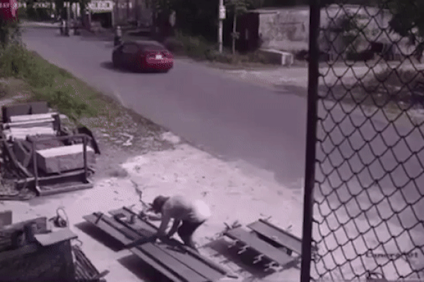 Đi đường nghe điện thoại, thanh niên bị xe máy đâm tàn khốc-1