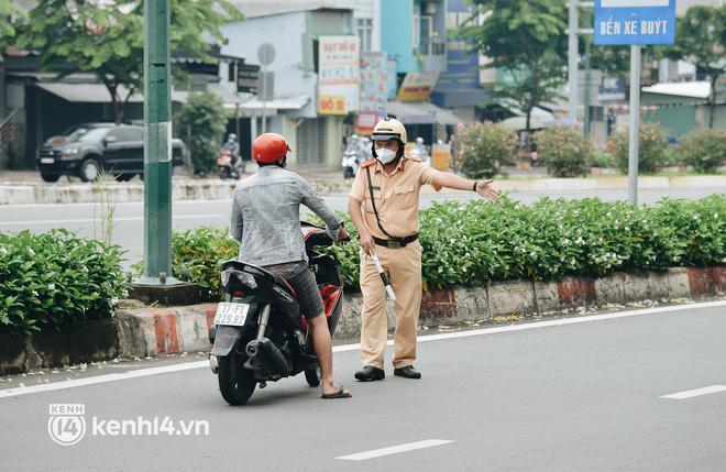 Bị CSGT dừng xe, thanh niên lí nhí: Giấy tờ em cầm đồ hết rồi-2