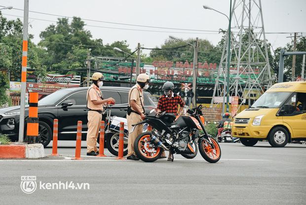 Bị CSGT dừng xe, thanh niên lí nhí: Giấy tờ em cầm đồ hết rồi-4