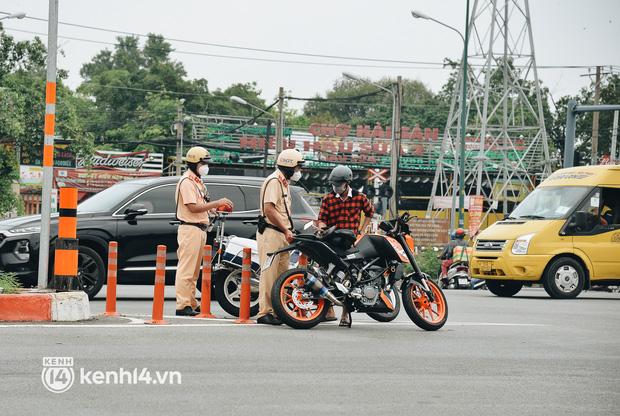 Bị CSGT dừng xe, thanh niên lí nhí: Giấy tờ em cầm đồ hết rồi-4