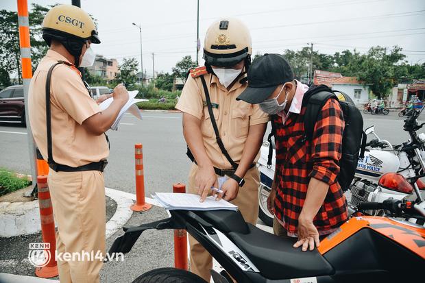 Bị CSGT dừng xe, thanh niên lí nhí: Giấy tờ em cầm đồ hết rồi-5