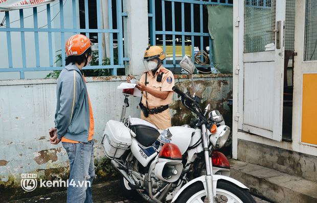 Bị CSGT dừng xe, thanh niên lí nhí: Giấy tờ em cầm đồ hết rồi-6