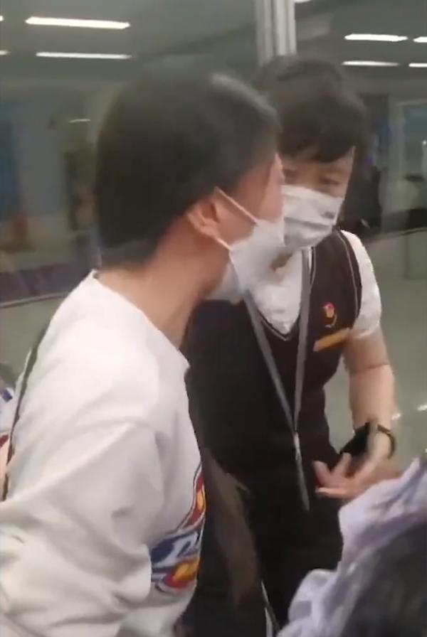 Hoãn chuyến bay, cô dâu òa khóc vì không đến kịp đám cưới chính mình-1