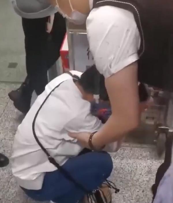 Hoãn chuyến bay, cô dâu òa khóc vì không đến kịp đám cưới chính mình-2