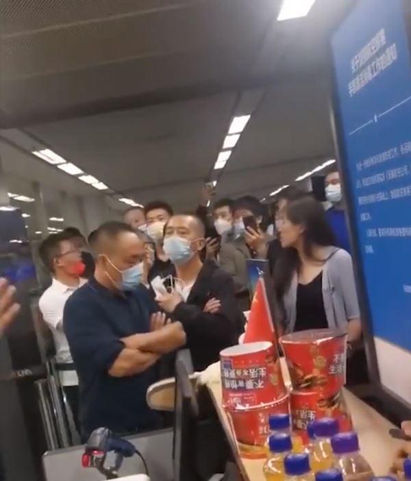 Hoãn chuyến bay, cô dâu òa khóc vì không đến kịp đám cưới chính mình-3