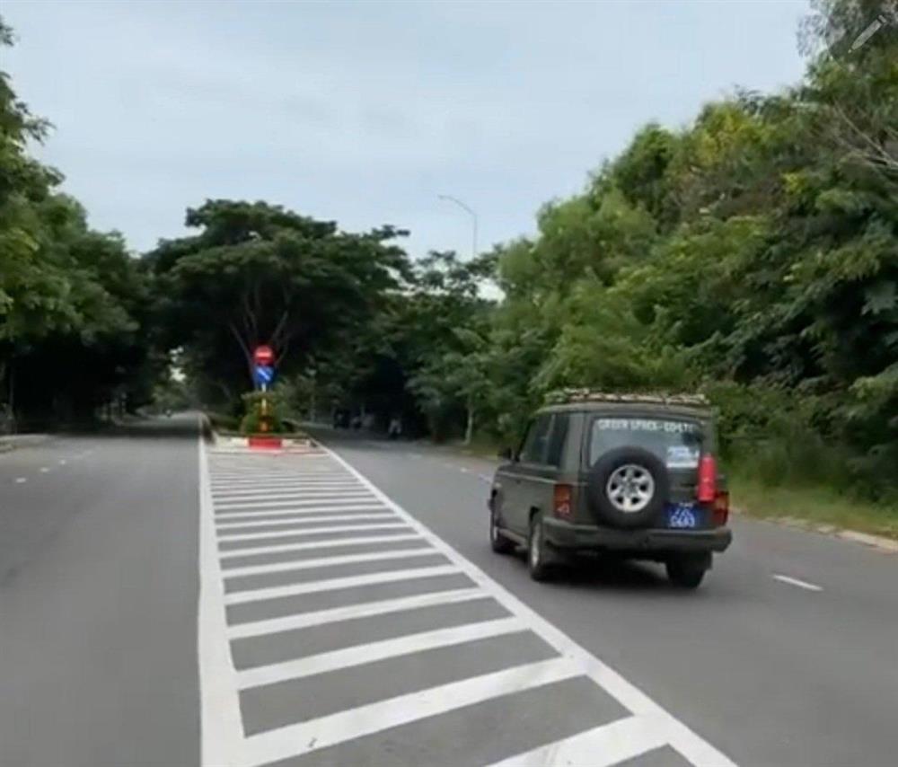 Ông chú lái xe biển xanh thông chốt: Đừng tư thù cá nhân với tôi-1