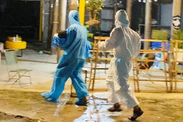 Mẹ khóc thét khi con ngất xỉu trên đường về quê vì đói và lạnh-2