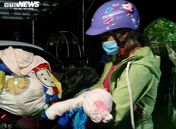 Mẹ khóc thét khi con ngất xỉu trên đường về quê vì đói và lạnh-3